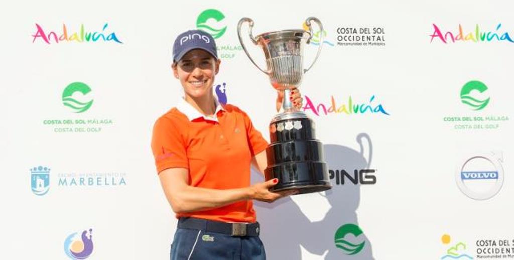 Azahara Munoz with trophy_jpg